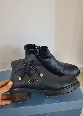 Siyah Deri Kadın Bot - Görsel 3