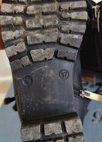 Siyah Deri Kadın Bot - Görsel 7