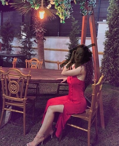 Kırmızı elbise