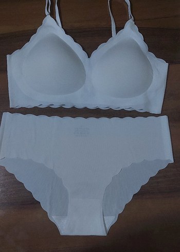 lazer kesim ince
Beyaz Minimalist Sütyen ve Külot Takımı - Görsel 2