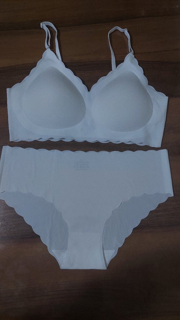 lazer kesim ince
Beyaz Minimalist Sütyen ve Külot Takımı - Görsel 2