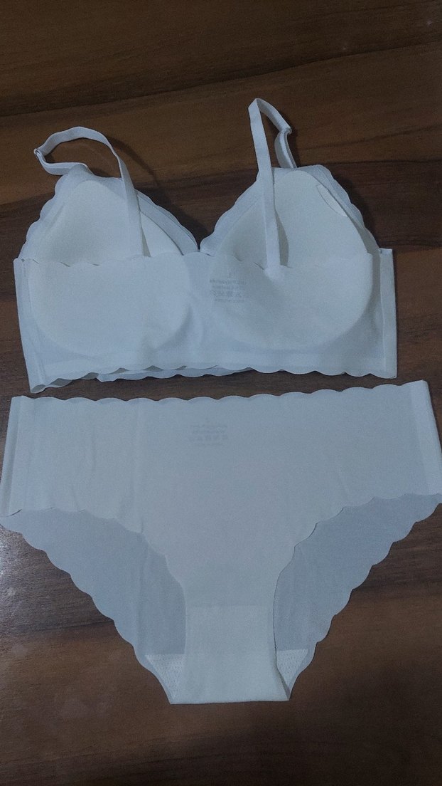 lazer kesim ince
Beyaz Minimalist Sütyen ve Külot Takımı - Görsel 3