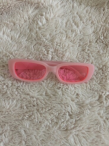 Pembe gözlük