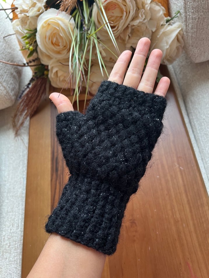 Siyah Örgü Parmaksız Kadın Eldiveni - Görsel 2