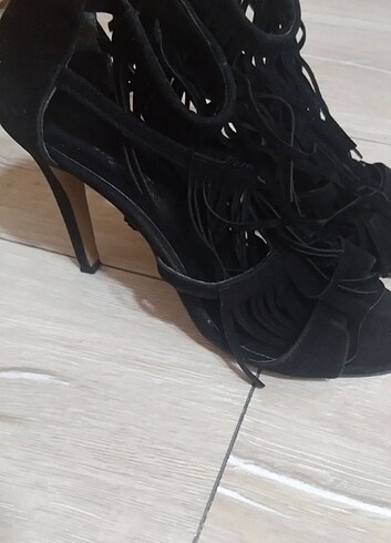 Siyah topuklu ayakkabi 