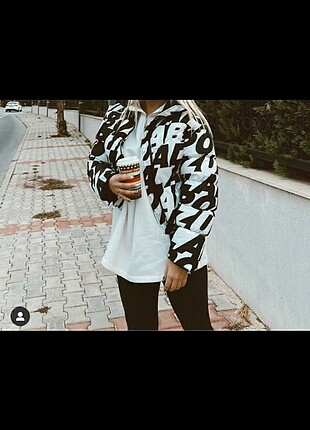 m Beden çeşitli Renk Bershka yazılı mont