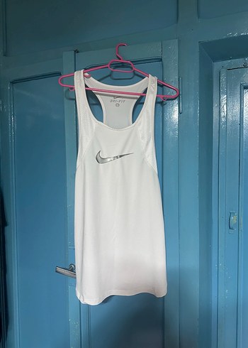 Beyaz Nike Sporcu Kadın Atlet