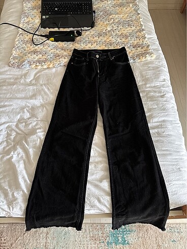 Siyah bol paça pantolon.