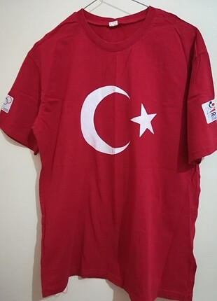 Bayrak desenli tişört