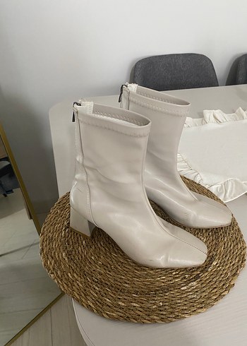 Bej Deri Küt Kalıp Topuklu Kadın Bot - Görsel 4