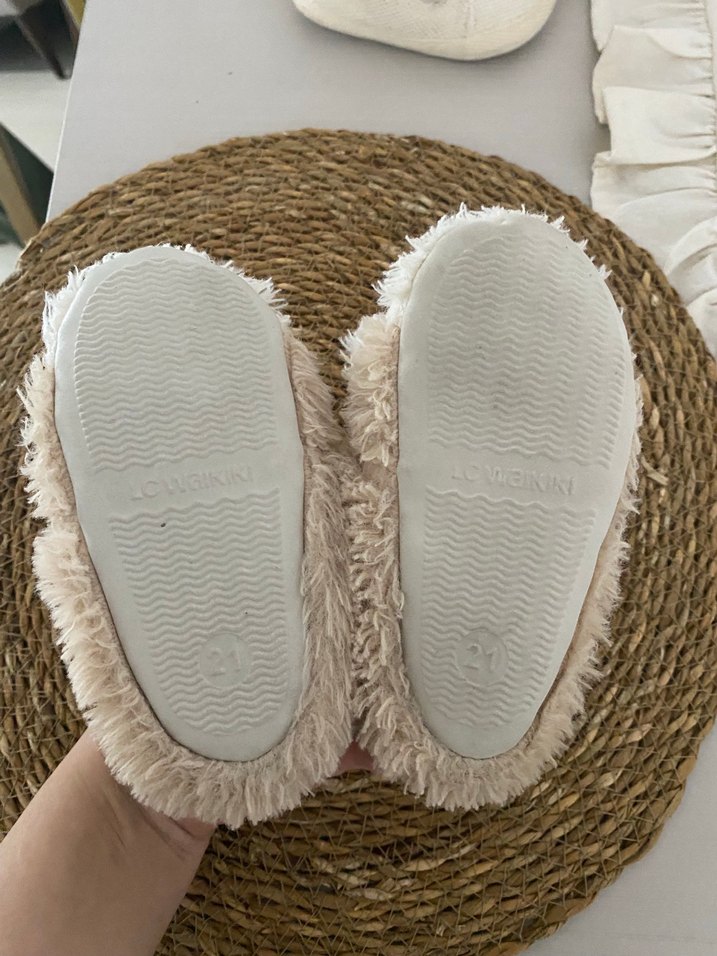 Kızlar için Kürklü Bej Nakışlı Ev Terliği - Görsel 3