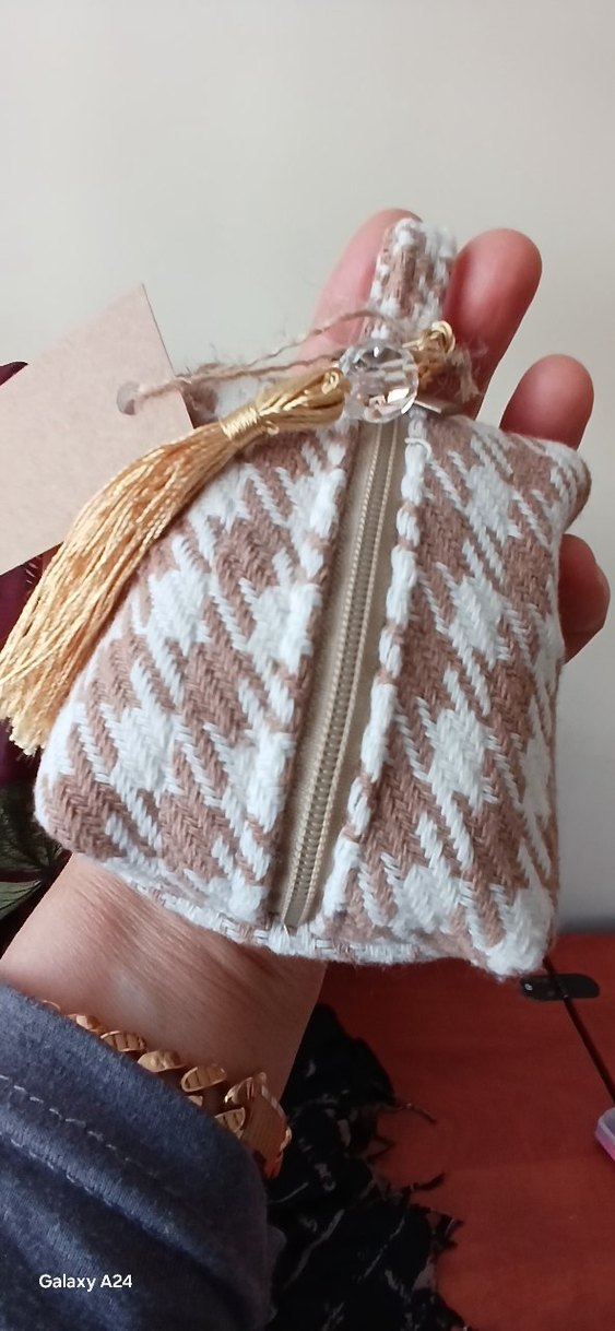 Bej Püsküllü Kadın Anahtarlık - Görsel 4