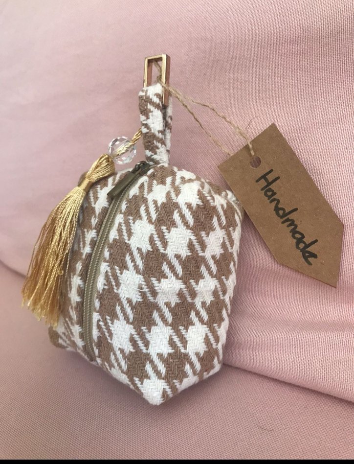 Bej Püsküllü Kadın Anahtarlık - Görsel 2