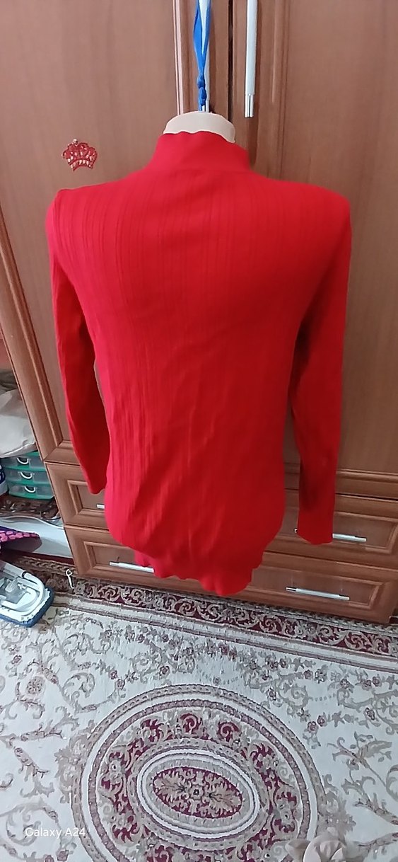 Kırmızı Boğazlı Uzun Kollu Kadın Kazak - Görsel 3