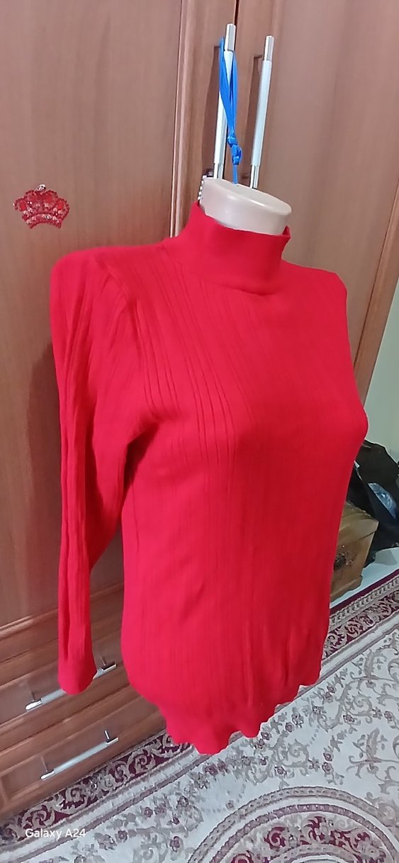 Kırmızı Boğazlı Uzun Kollu Kadın Kazak - Görsel 2