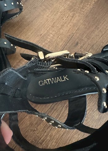 38 Beden siyah Renk Zımbalı 3 Bantlı Sandalet