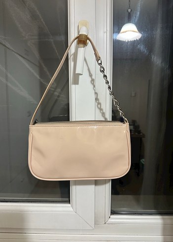 Bershka Zincir Detaylı Pudra Rugan Kol Çantası