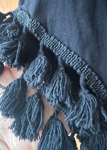 Siyah Etek Ucu Asimetrik ve Püskül Detaylı Uzun Elbise Askılı - Görsel 8