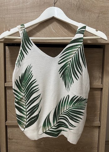 Nisan Marka Yaprak Desenli V Yaka Kalın Askılı Bluz - Görsel 2