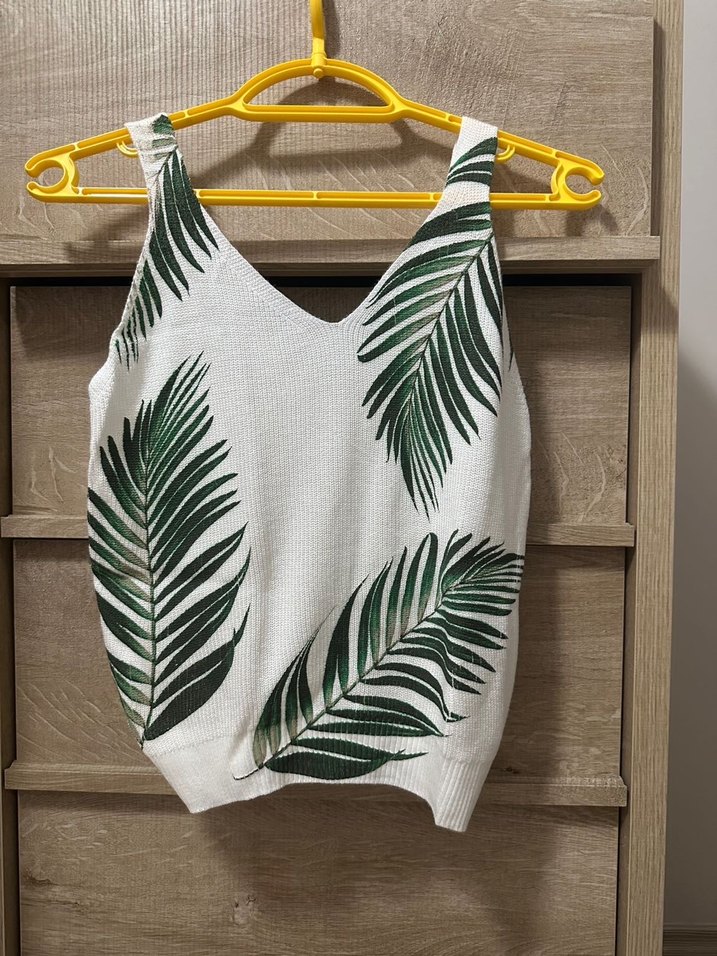 Nisan Marka Yaprak Desenli V Yaka Kalın Askılı Bluz - Görsel 3