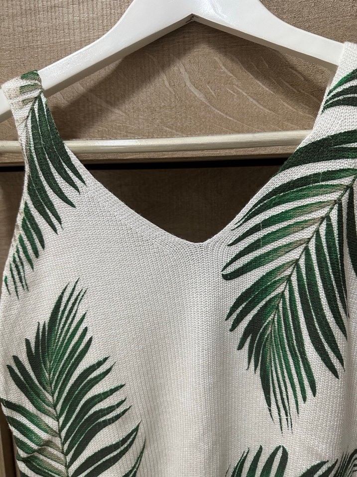 Nisan Marka Yaprak Desenli V Yaka Kalın Askılı Bluz - Görsel 5