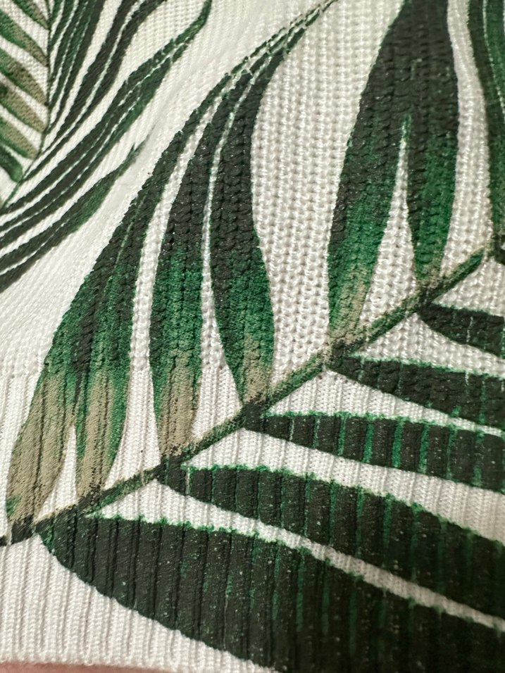 Nisan Marka Yaprak Desenli V Yaka Kalın Askılı Bluz - Görsel 4