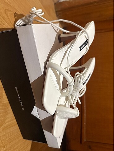 Nine West Bağcıklı topuklu