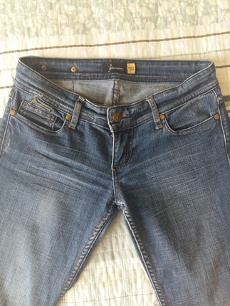 Dizleri yirtik skinny kot