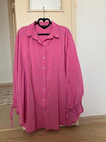 Pembe gömlek
