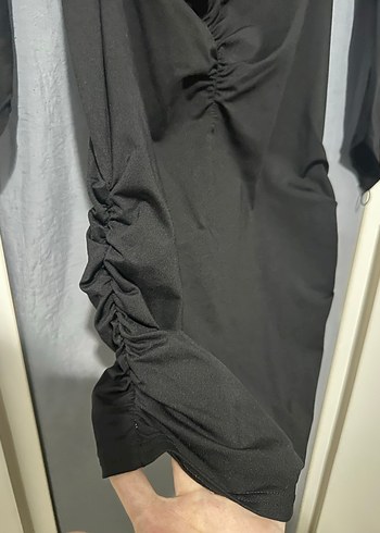 Siyah dekolteli parmak detaylı mini Elbise - Görsel 4