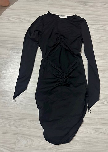 Siyah dekolteli parmak detaylı mini Elbise - Görsel 2