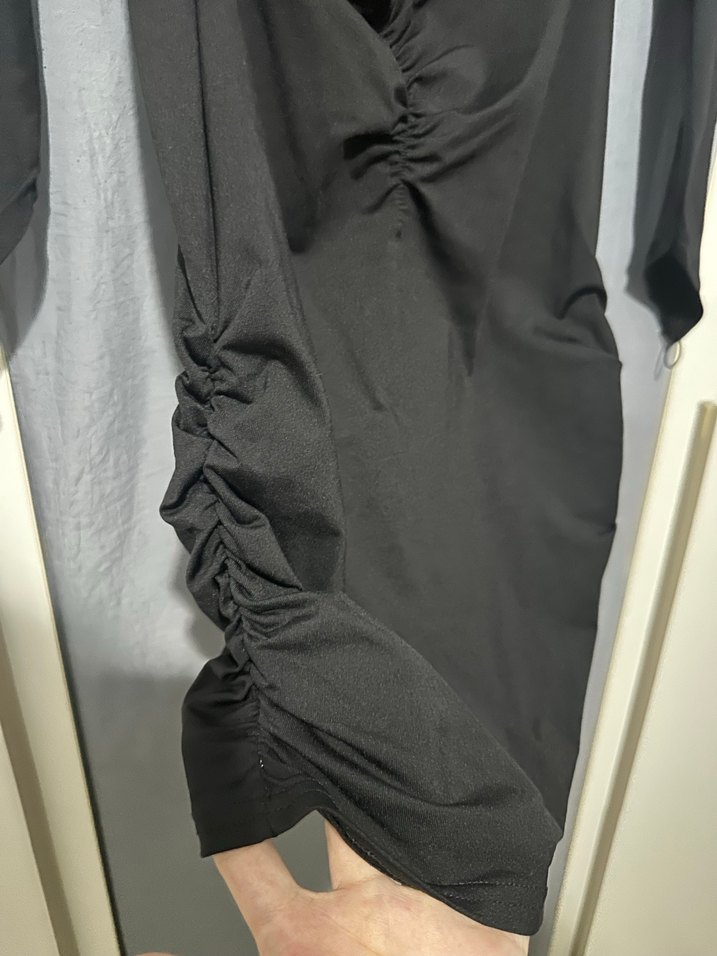 Siyah dekolteli parmak detaylı mini Elbise - Görsel 4