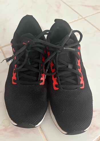 Koyu Kırmızı Detaylı Siyah Spor Ayakkabı