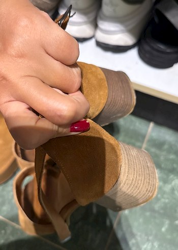 Elle Bej Süet Kadın Dolgu Topuklu Sandalet