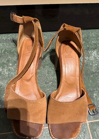 37 Beden Bej Süet Kadın Dolgu Topuklu Sandalet