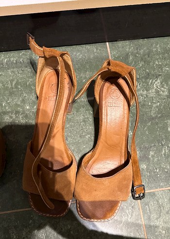 Bej Süet Kadın Dolgu Topuklu Sandalet