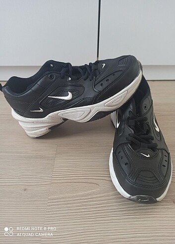 Nike spor ayakkabi.marka temsilidir