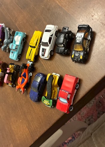 Çeşitli Renklerde Küçük Oyuncak Arabalar - Görsel 3