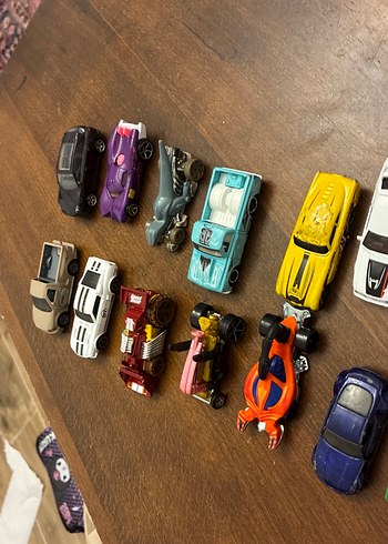 Çeşitli Renklerde Küçük Oyuncak Arabalar - Görsel 4