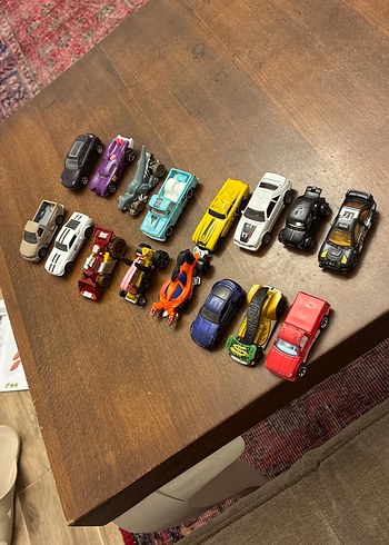 Çeşitli Renklerde Küçük Oyuncak Arabalar - Görsel 2