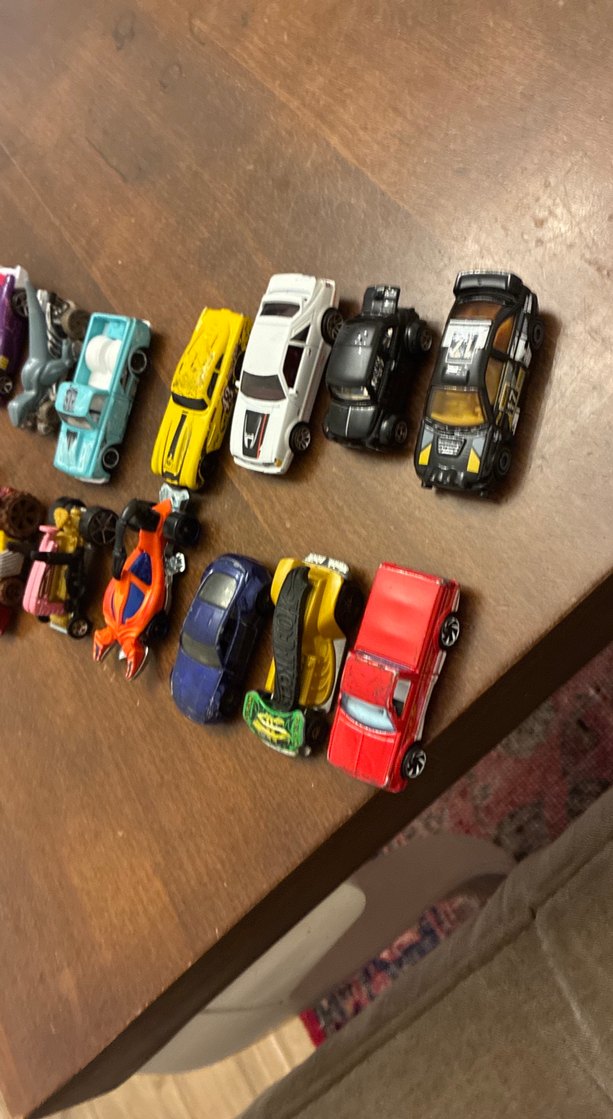 Çeşitli Renklerde Küçük Oyuncak Arabalar - Görsel 3