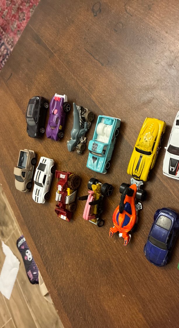 Çeşitli Renklerde Küçük Oyuncak Arabalar - Görsel 4