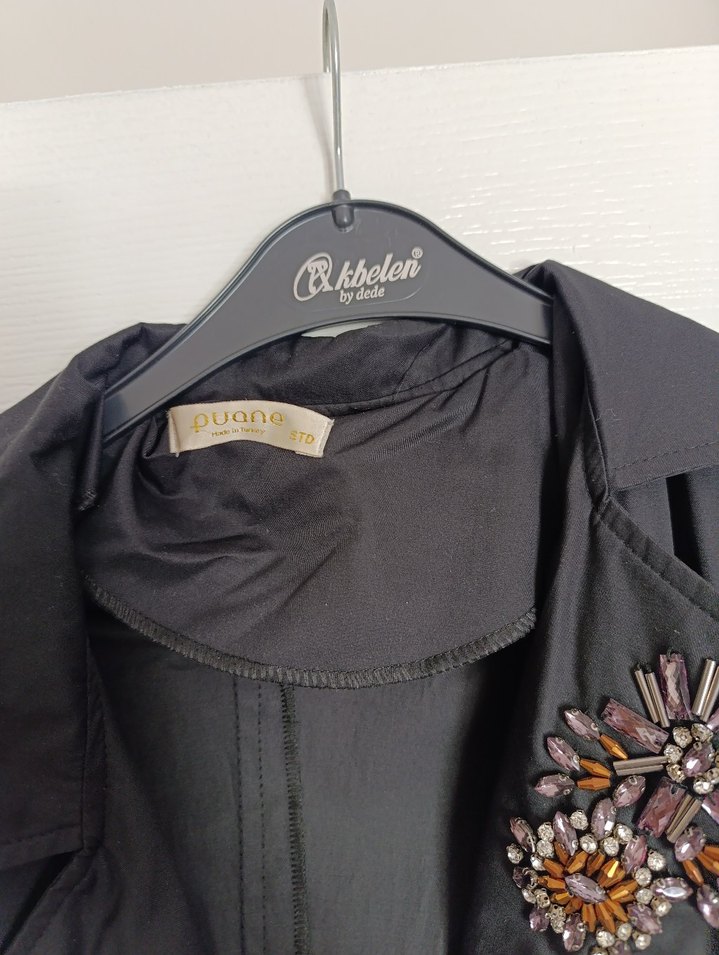 Siyah Nakışlı Uzun Düğmeli trenckot - Görsel 3