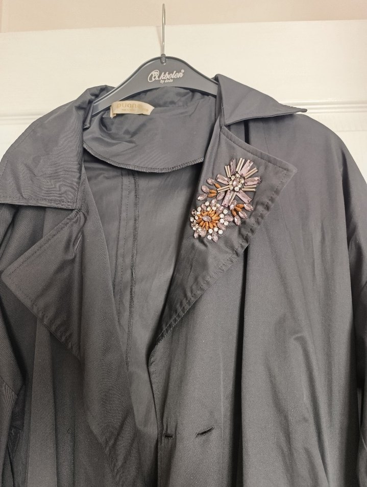 Siyah Nakışlı Uzun Düğmeli trenckot - Görsel 4