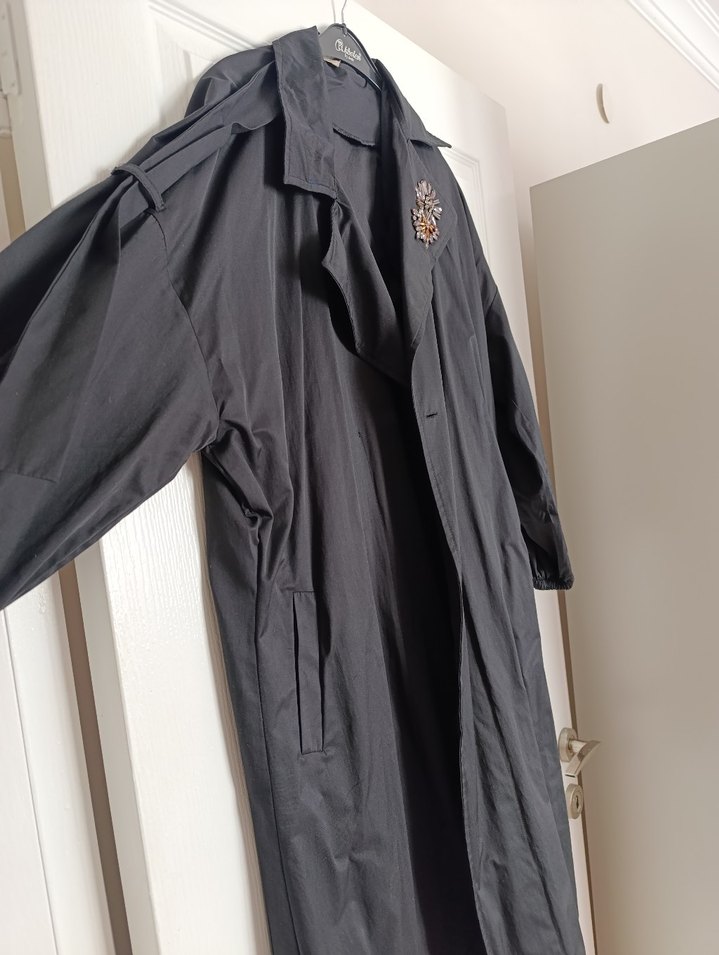 Siyah Nakışlı Uzun Düğmeli trenckot - Görsel 2