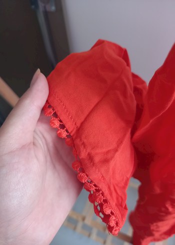 m Beden kırmızı Renk V yaka, kısa kollu, bol kesim kırmızı gömlek