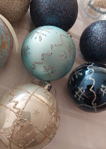 Parlak ve Desenli Yılbaşı Süs Topları - Görsel 2