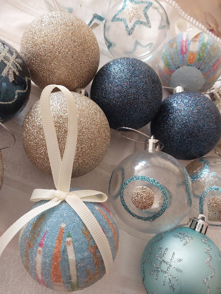 Parlak ve Desenli Yılbaşı Süs Topları - Görsel 5