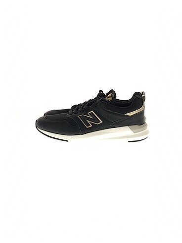 New Balance Spor Ayakkabı %70 İndirimli.