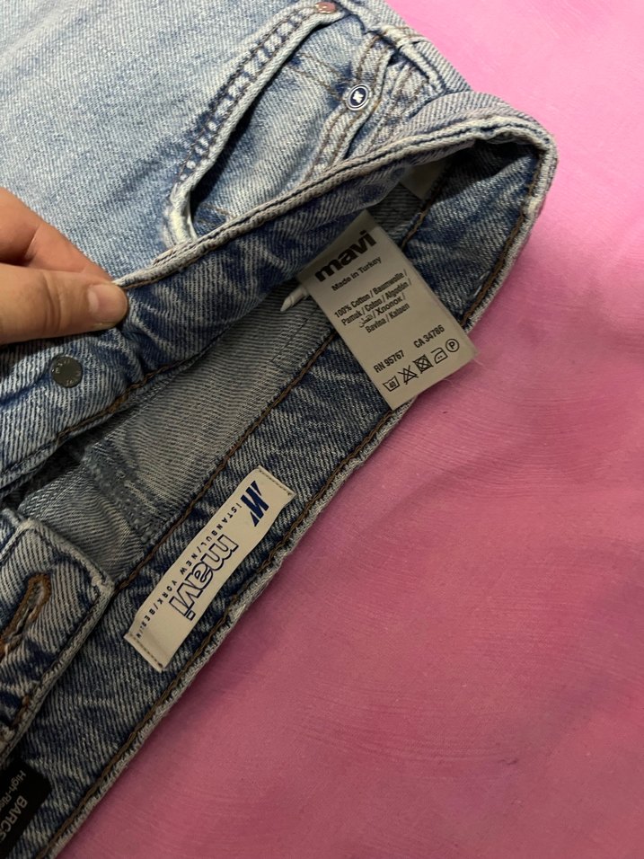 Düğmeli Siyah Dar Kesim Kadın Kot Pantolon - Görsel 4